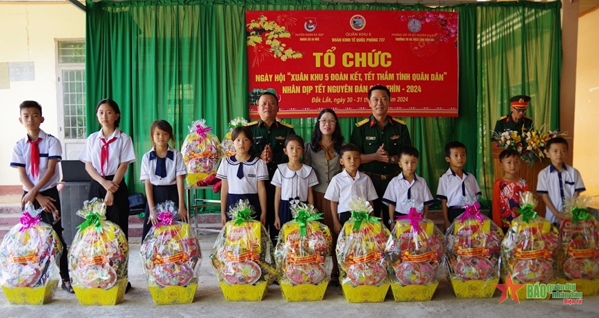 Ngày hội “Xuân khu 5 đoàn kết – Tết thắm tình quân dân” trên vùng biên Ea Súp (Đắk Lắk)